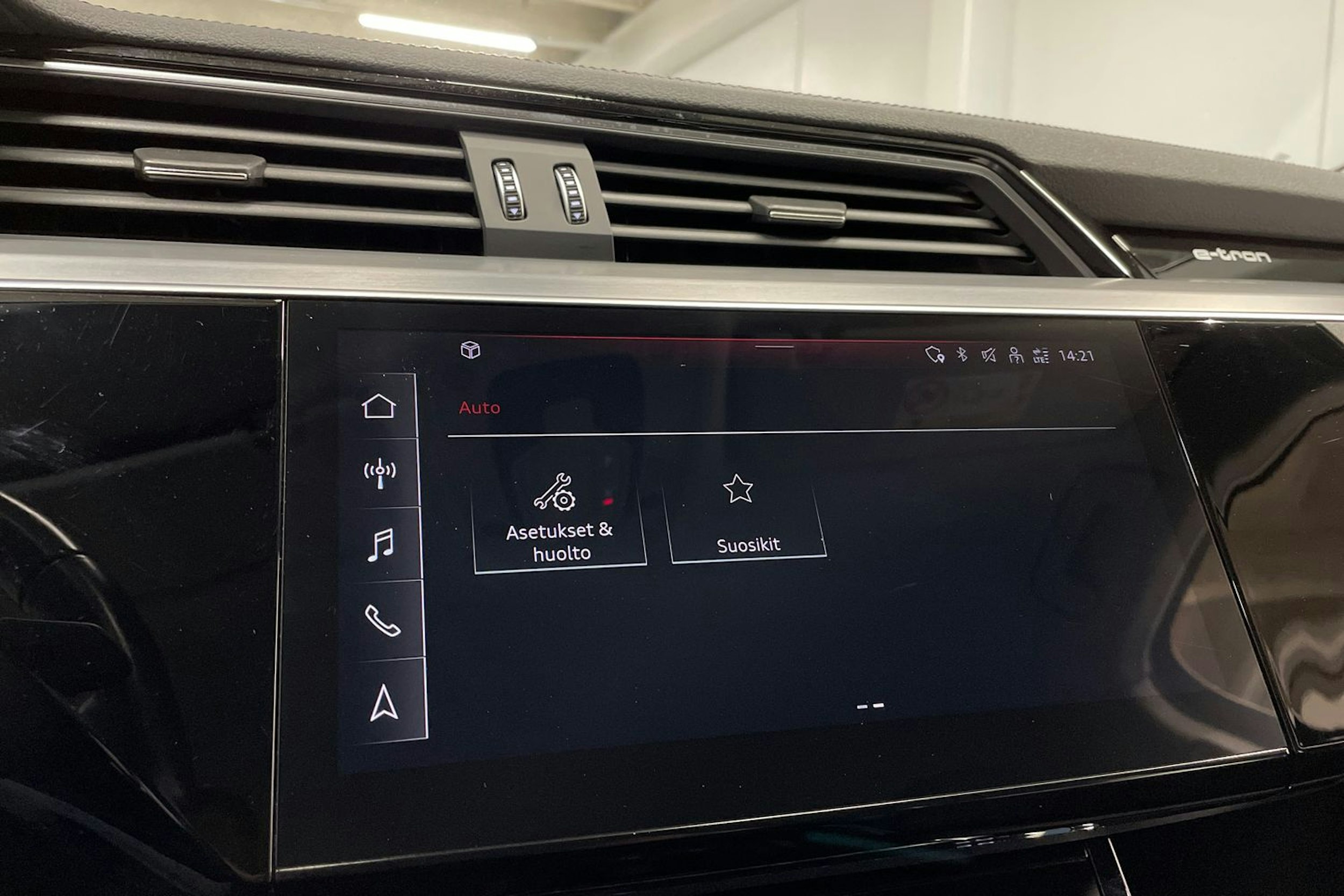 Sininen Audi e-tron 2022 kuva 19.