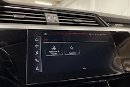 Sininen Audi e-tron 2022 kuva 19.