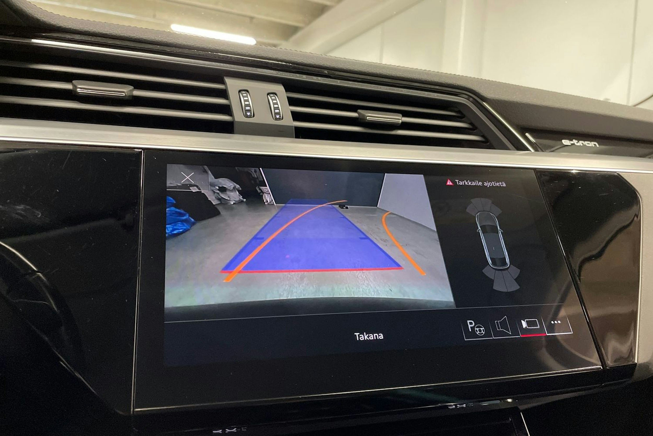 Sininen Audi e-tron 2022 kuva 20.