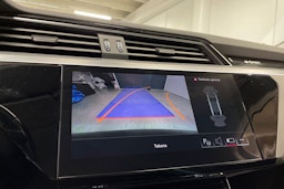 Sininen Audi e-tron 2022 kuva 20.