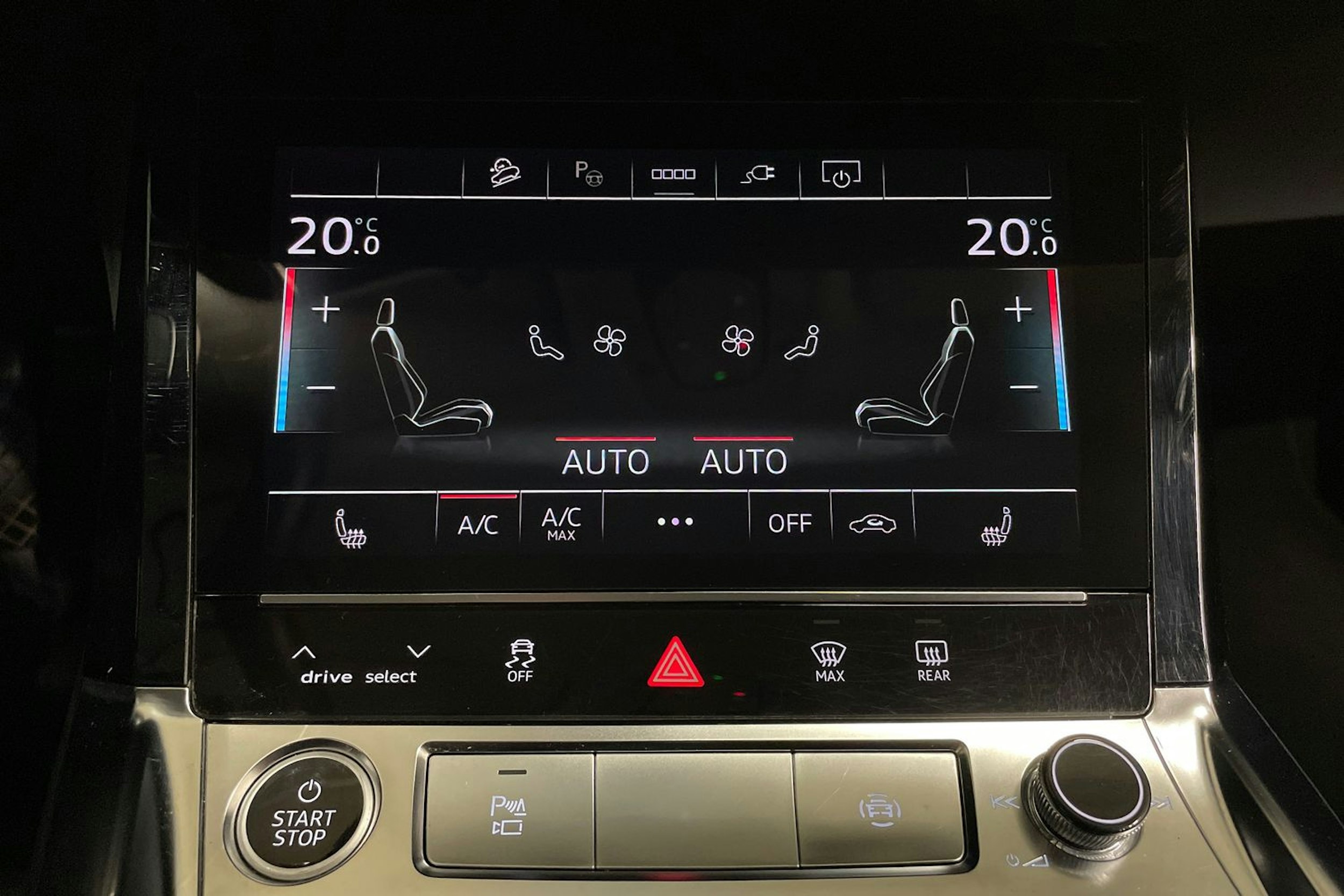 Sininen Audi e-tron 2022 kuva 21.