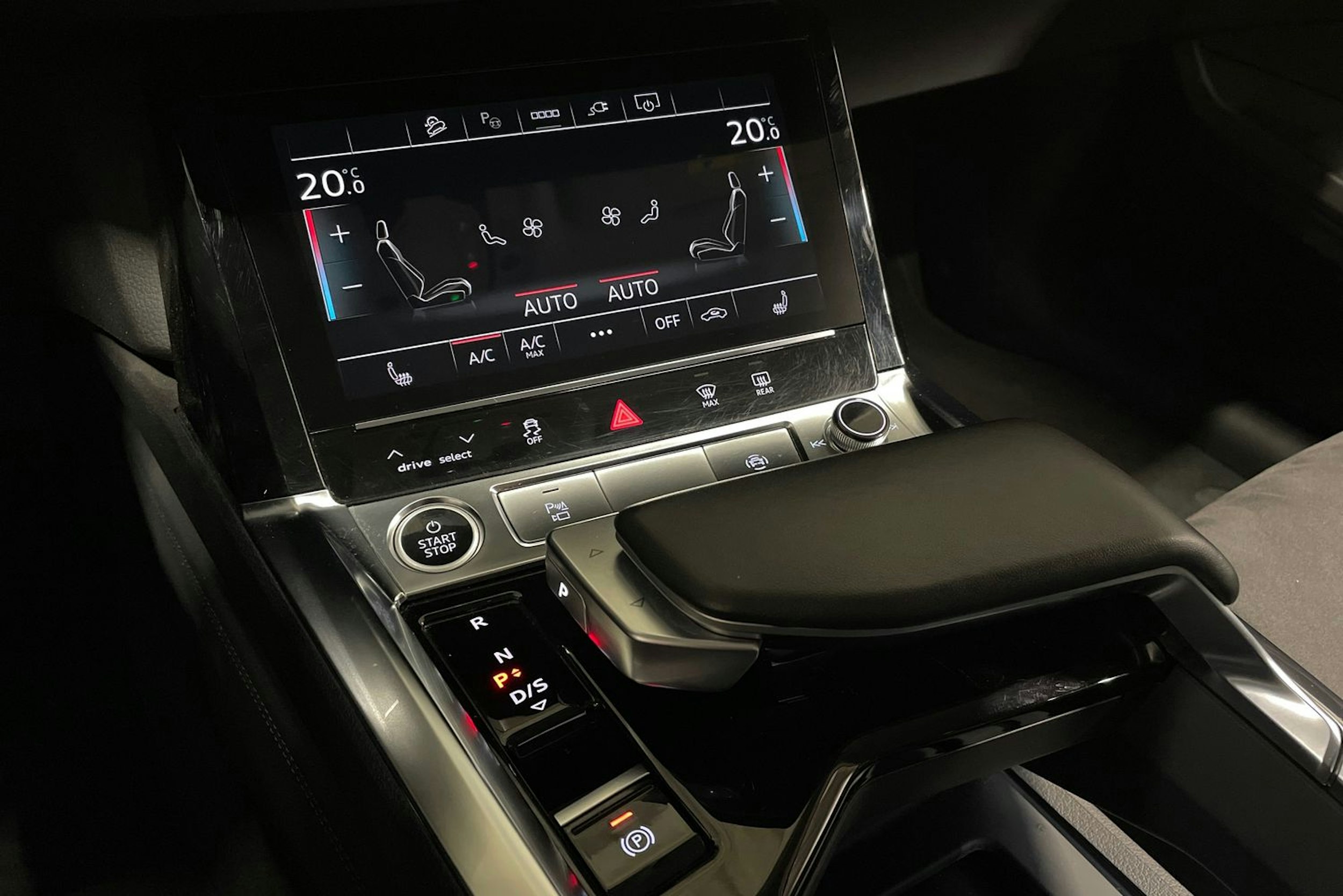 Sininen Audi e-tron 2022 kuva 22.