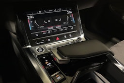 Sininen Audi e-tron 2022 kuva 22.