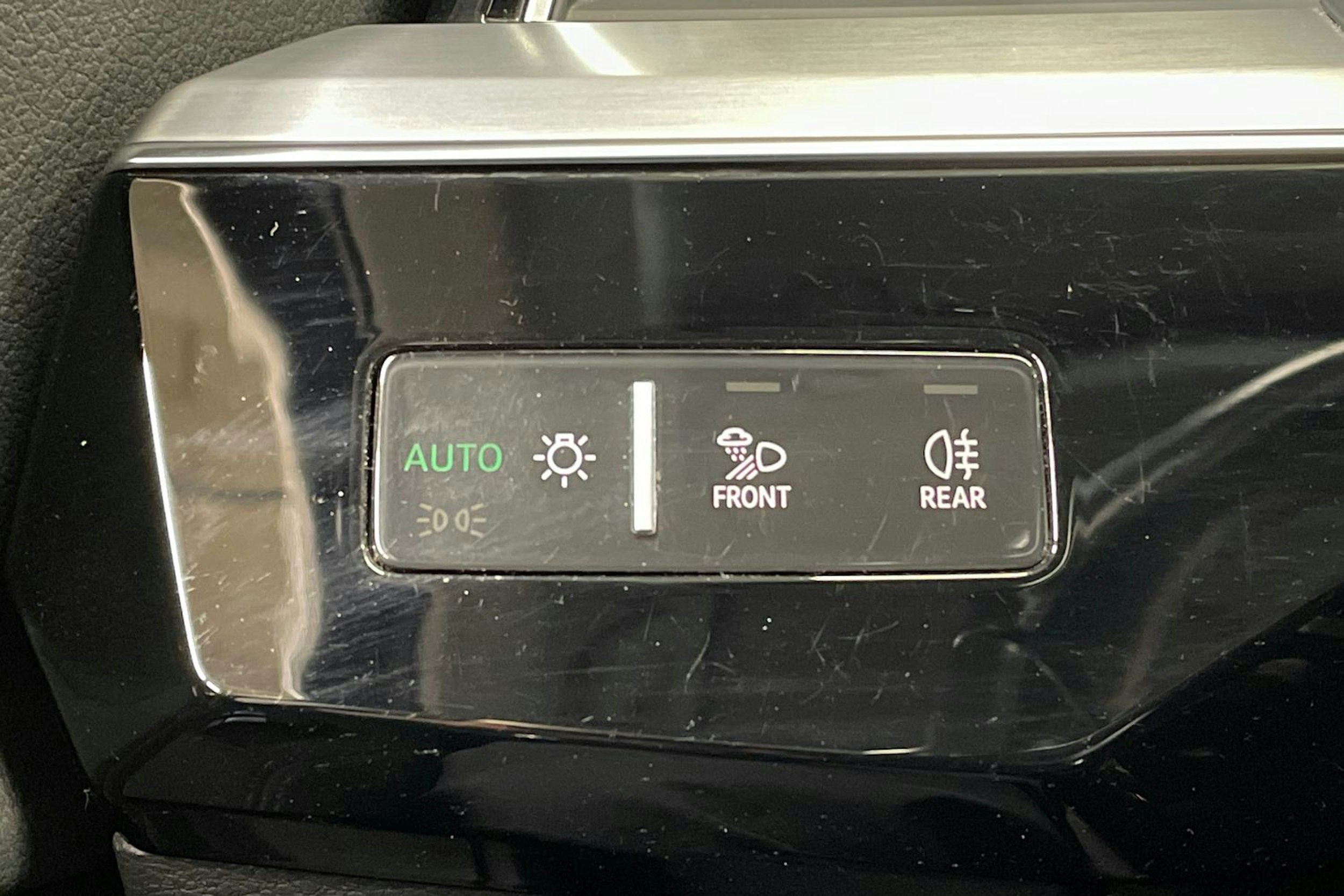 Sininen Audi e-tron 2022 kuva 23.