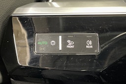 Sininen Audi e-tron 2022 kuva 23.