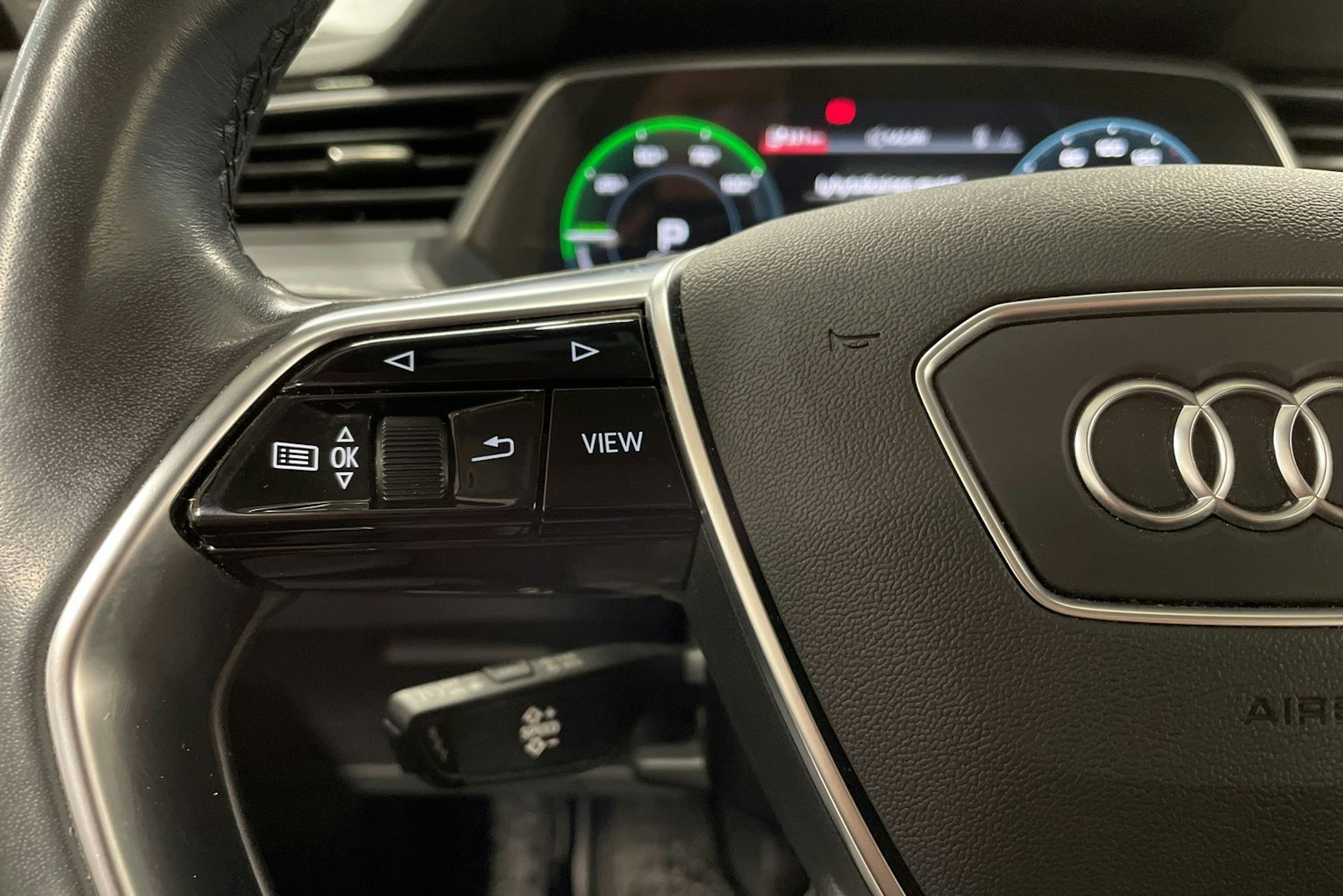 Sininen Audi e-tron 2022 kuva 24.