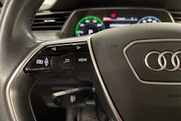 Sininen Audi e-tron 2022 kuva 24.