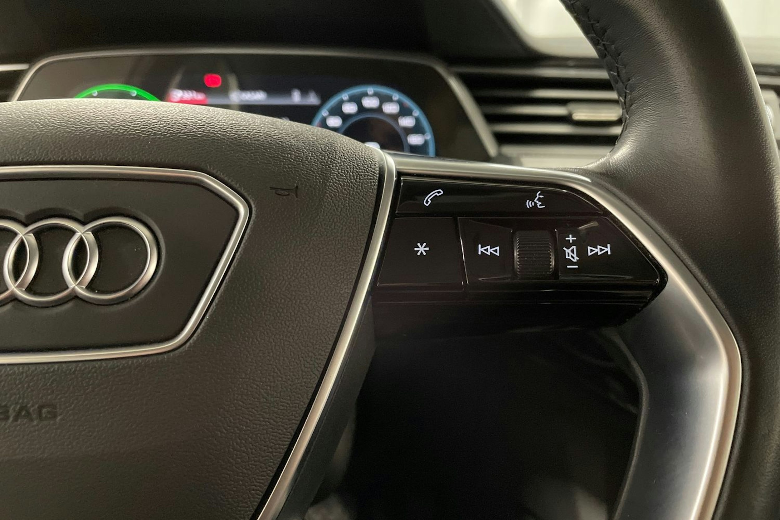 Sininen Audi e-tron 2022 kuva 25.