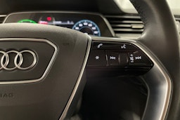 Sininen Audi e-tron 2022 kuva 25.