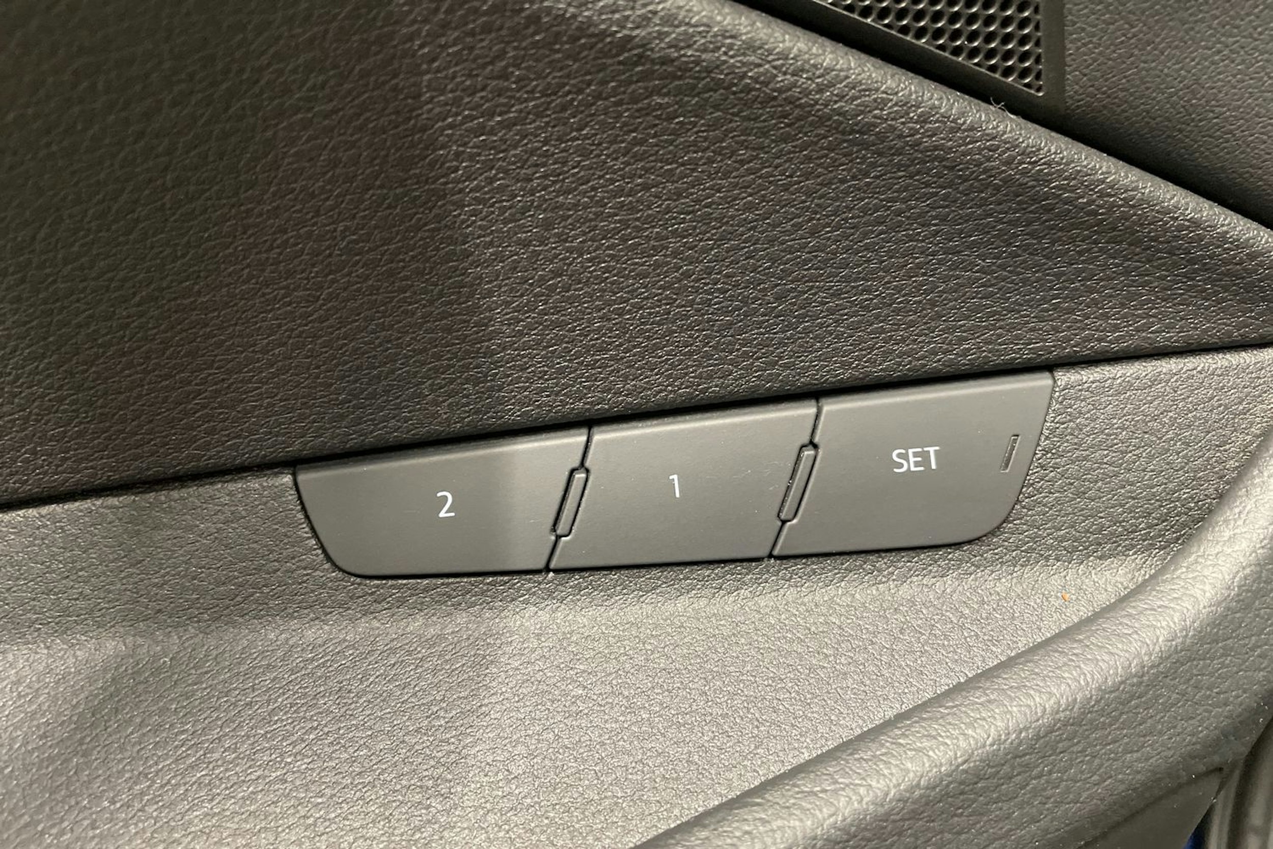 Sininen Audi e-tron 2022 kuva 26.