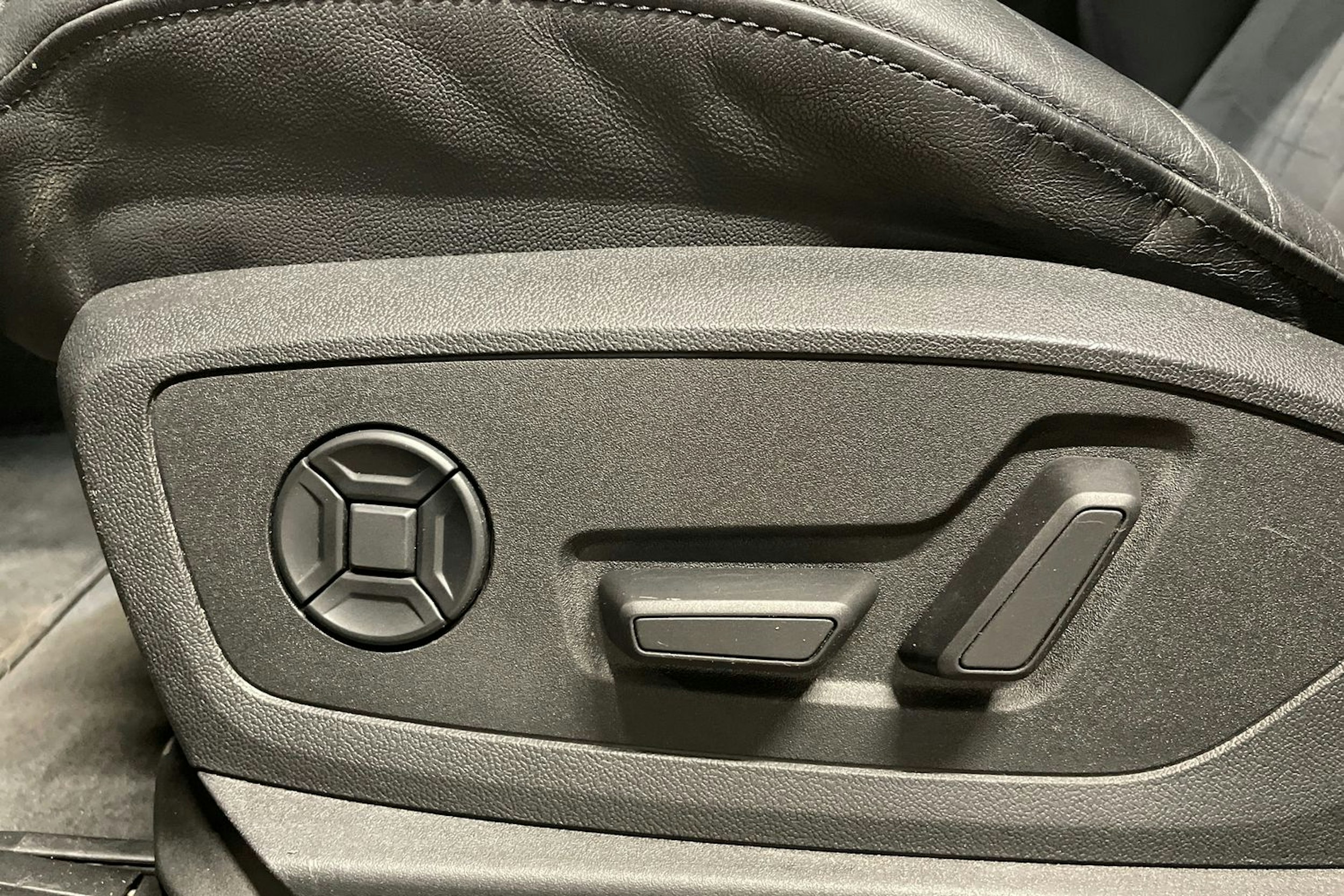 Sininen Audi e-tron 2022 kuva 28.