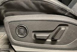 Sininen Audi e-tron 2022 kuva 28.