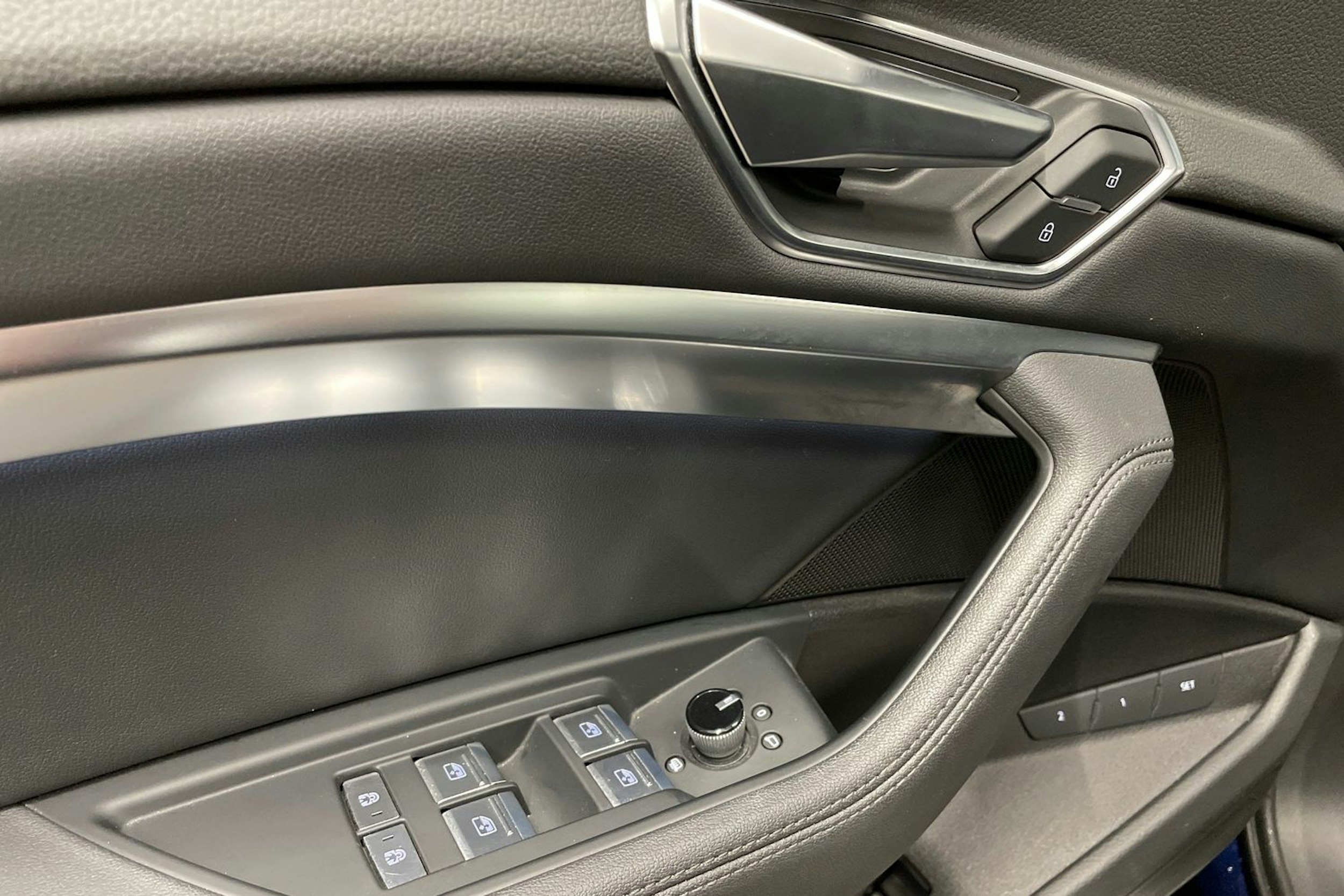 Sininen Audi e-tron 2022 kuva 29.