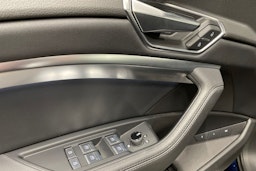 Sininen Audi e-tron 2022 kuva 29.