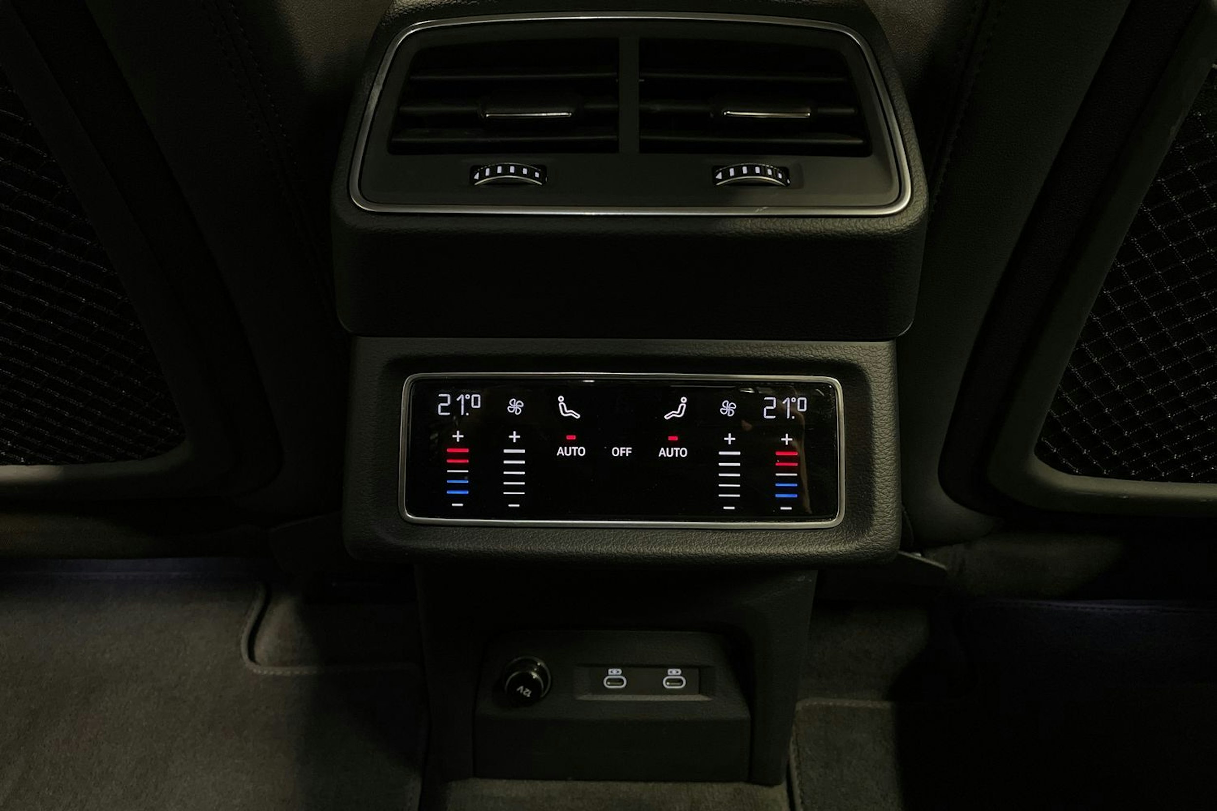 Sininen Audi e-tron 2022 kuva 30.