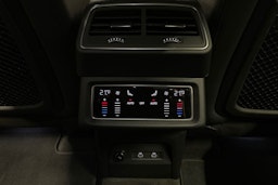 Sininen Audi e-tron 2022 kuva 30.