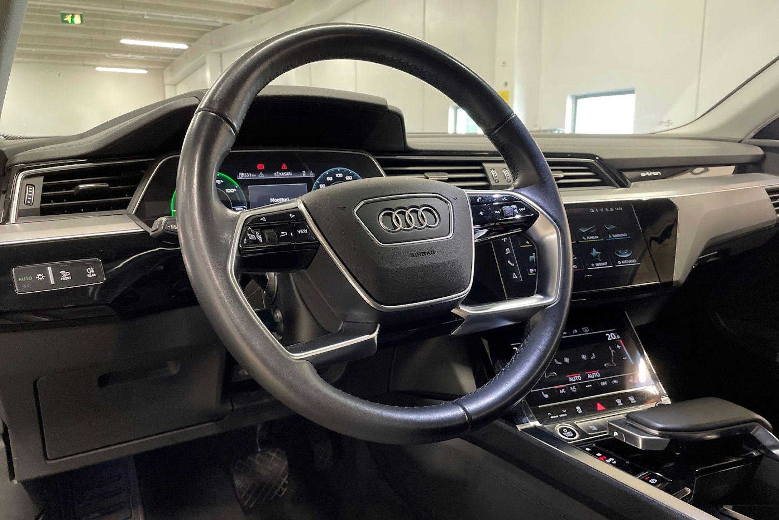 Sininen Audi e-tron 2022 kuva 31.