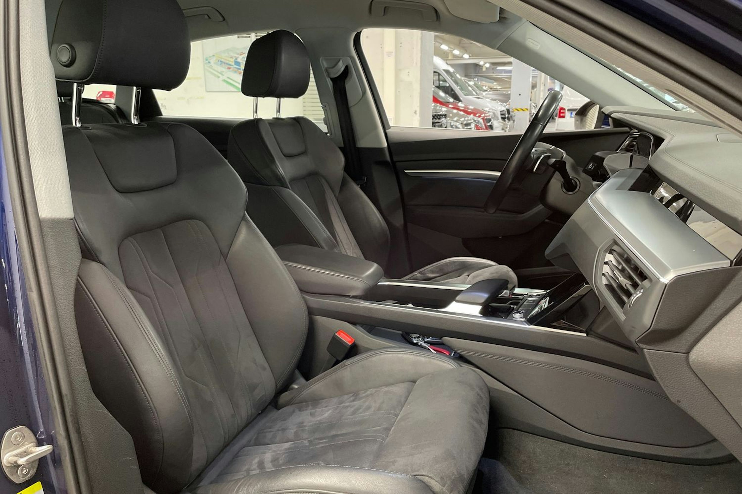 Sininen Audi e-tron 2022 kuva 32.