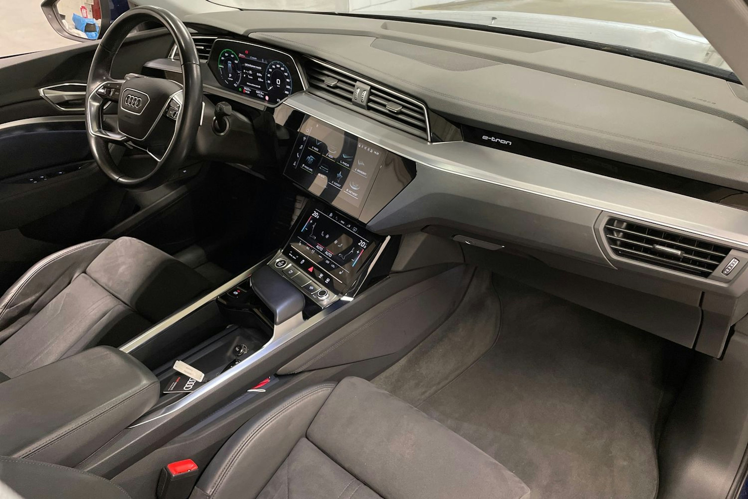 Sininen Audi e-tron 2022 kuva 33.