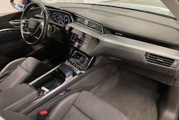 Sininen Audi e-tron 2022 kuva 33.