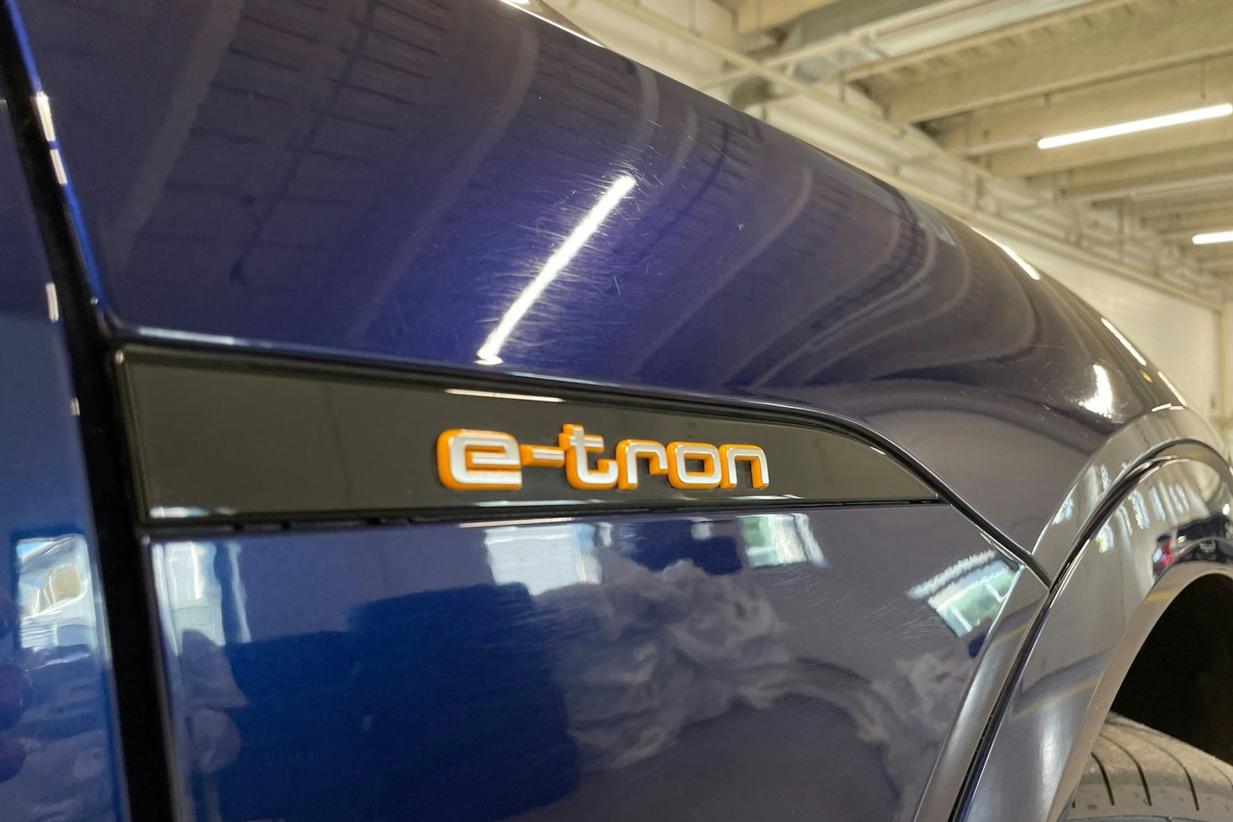 Sininen Audi e-tron 2022 kuva 34.