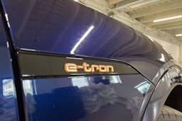 Sininen Audi e-tron 2022 kuva 34.
