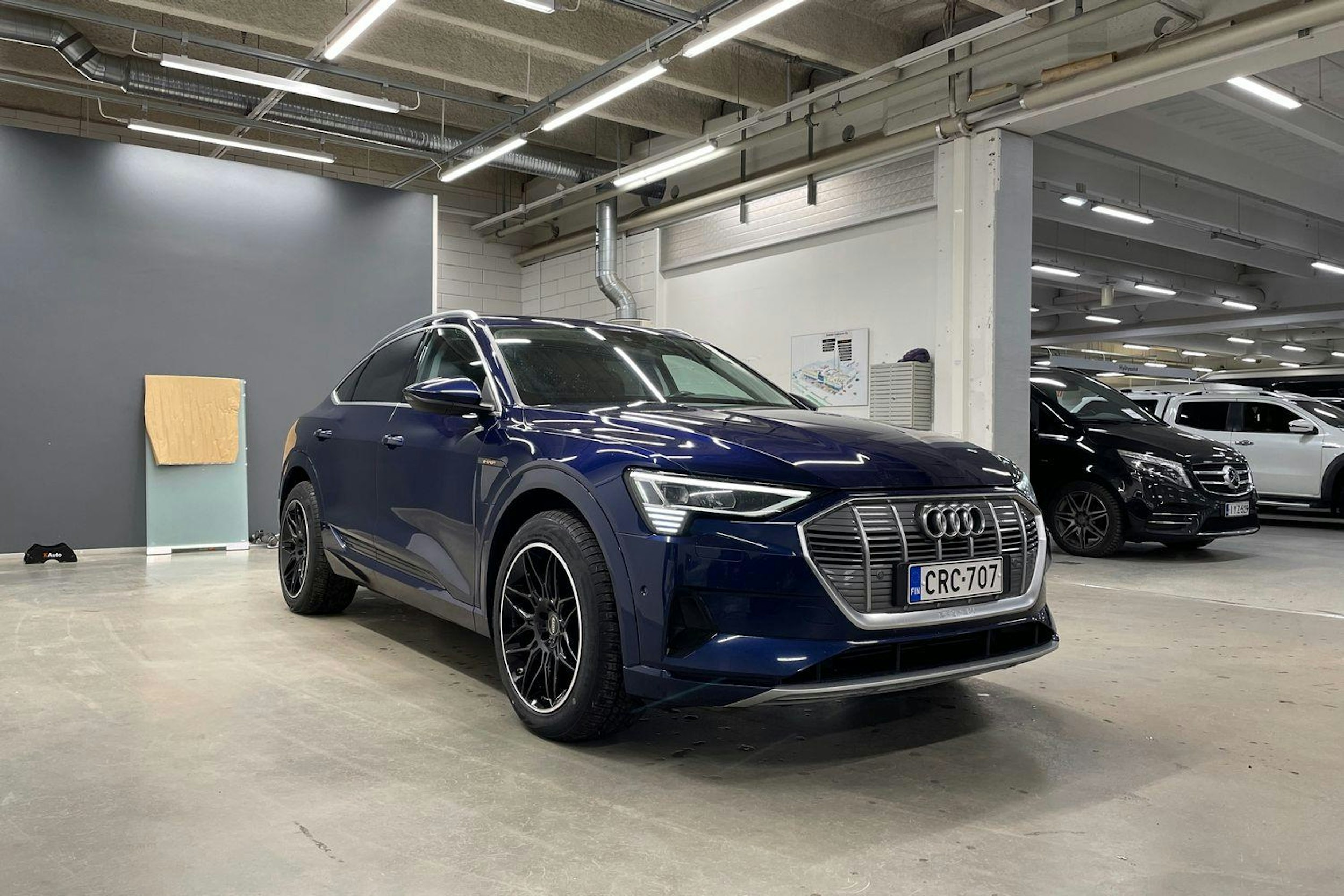 Sininen Audi e-tron 2022 kuva 38.