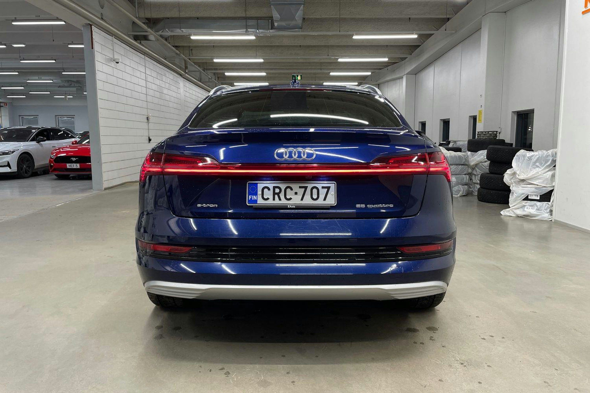 Sininen Audi e-tron 2022 kuva 40.