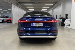 Sininen Audi e-tron 2022 kuva 40.