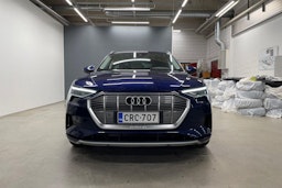 Sininen Audi e-tron 2022 kuva 41.