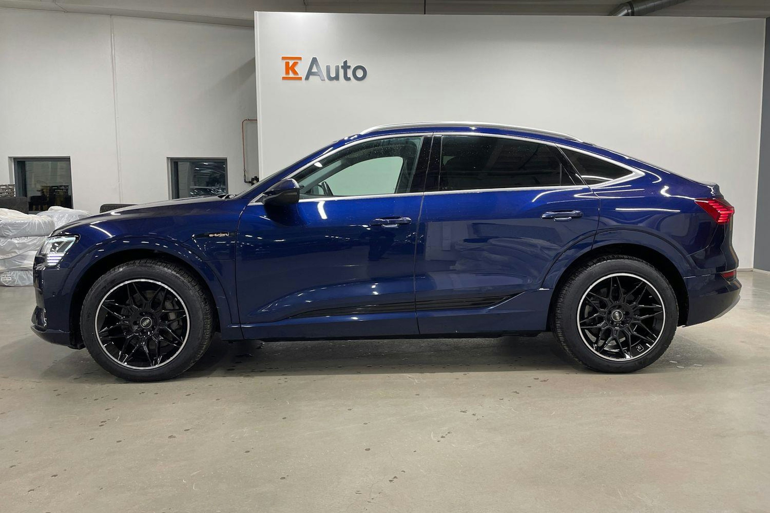 Sininen Audi e-tron 2022 kuva 42.