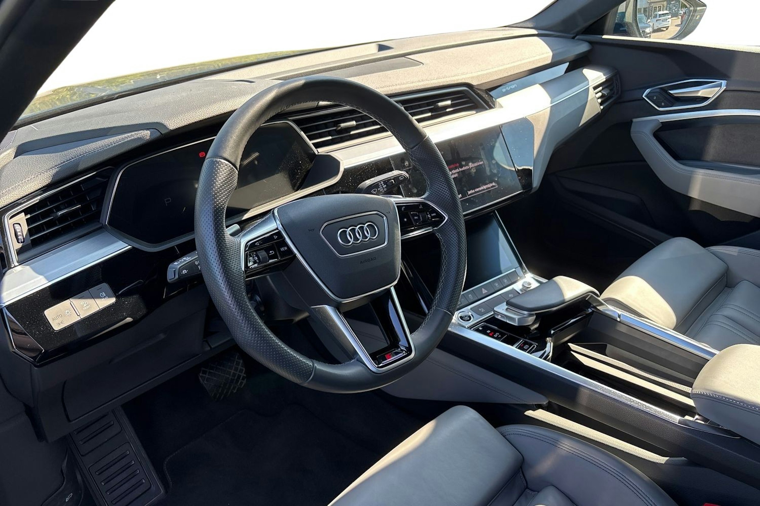sininen Audi e-tron 2022 kuva 3.