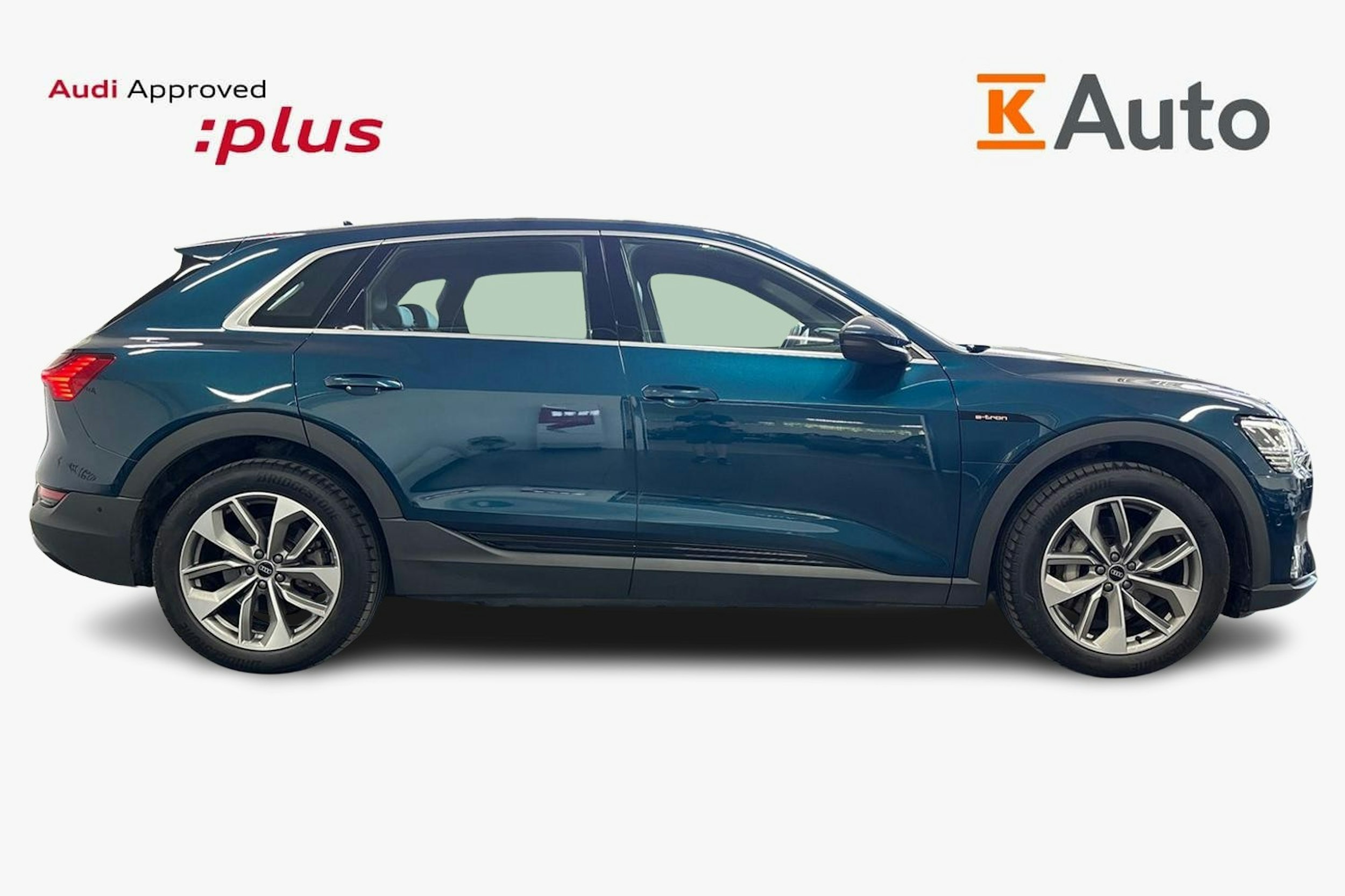 sininen Audi e-tron 2022 kuva 6.
