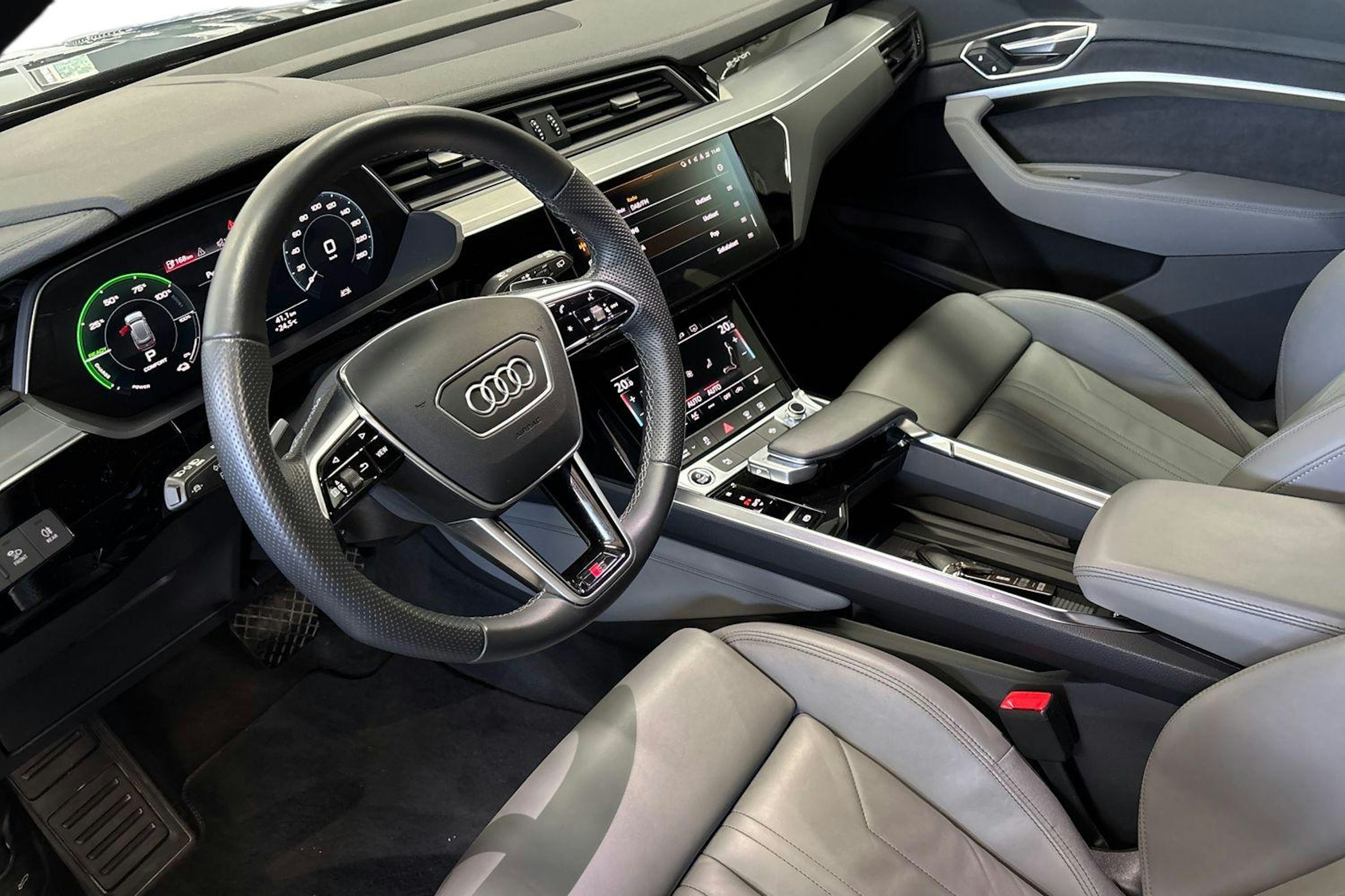 sininen Audi e-tron 2022 kuva 7.