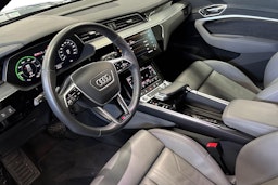 sininen Audi e-tron 2022 kuva 7.