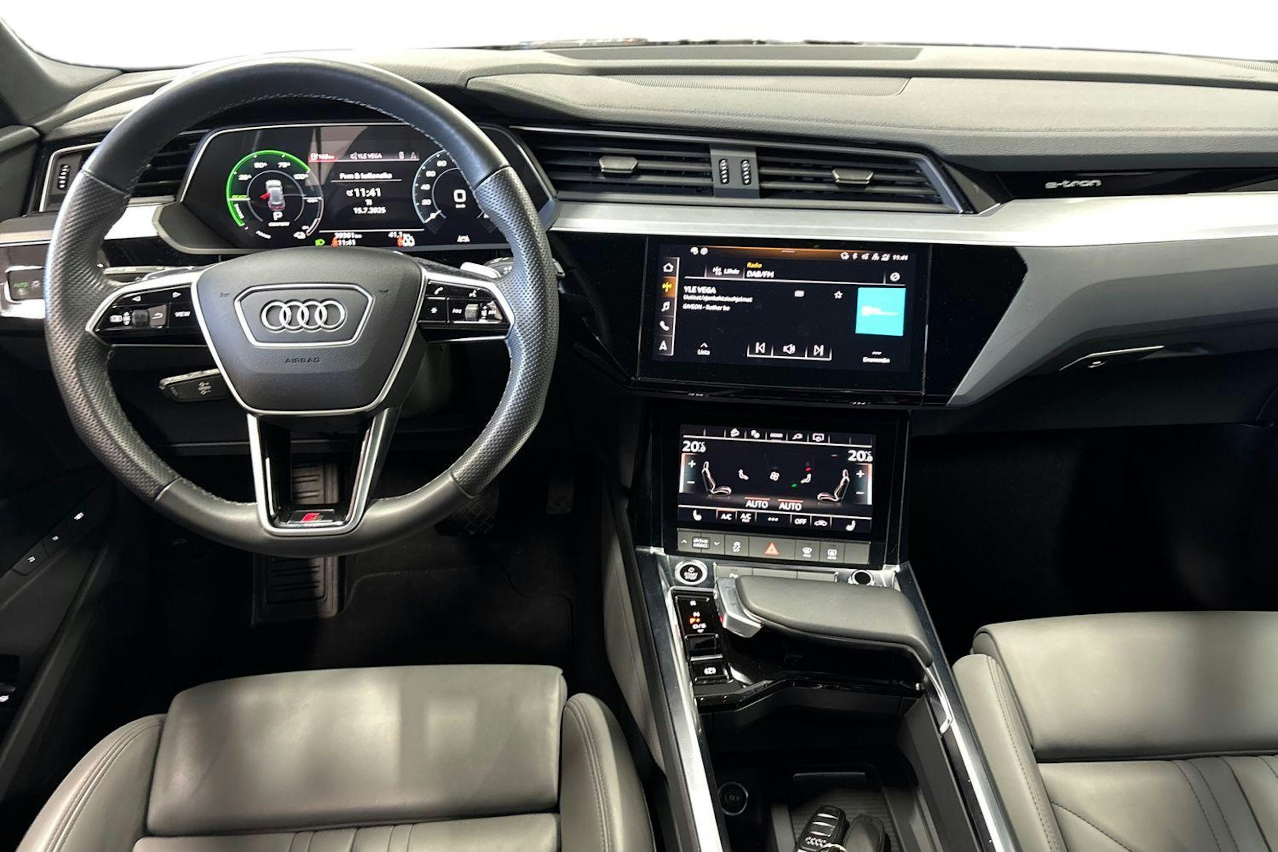sininen Audi e-tron 2022 kuva 9.