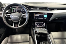 sininen Audi e-tron 2022 kuva 9.
