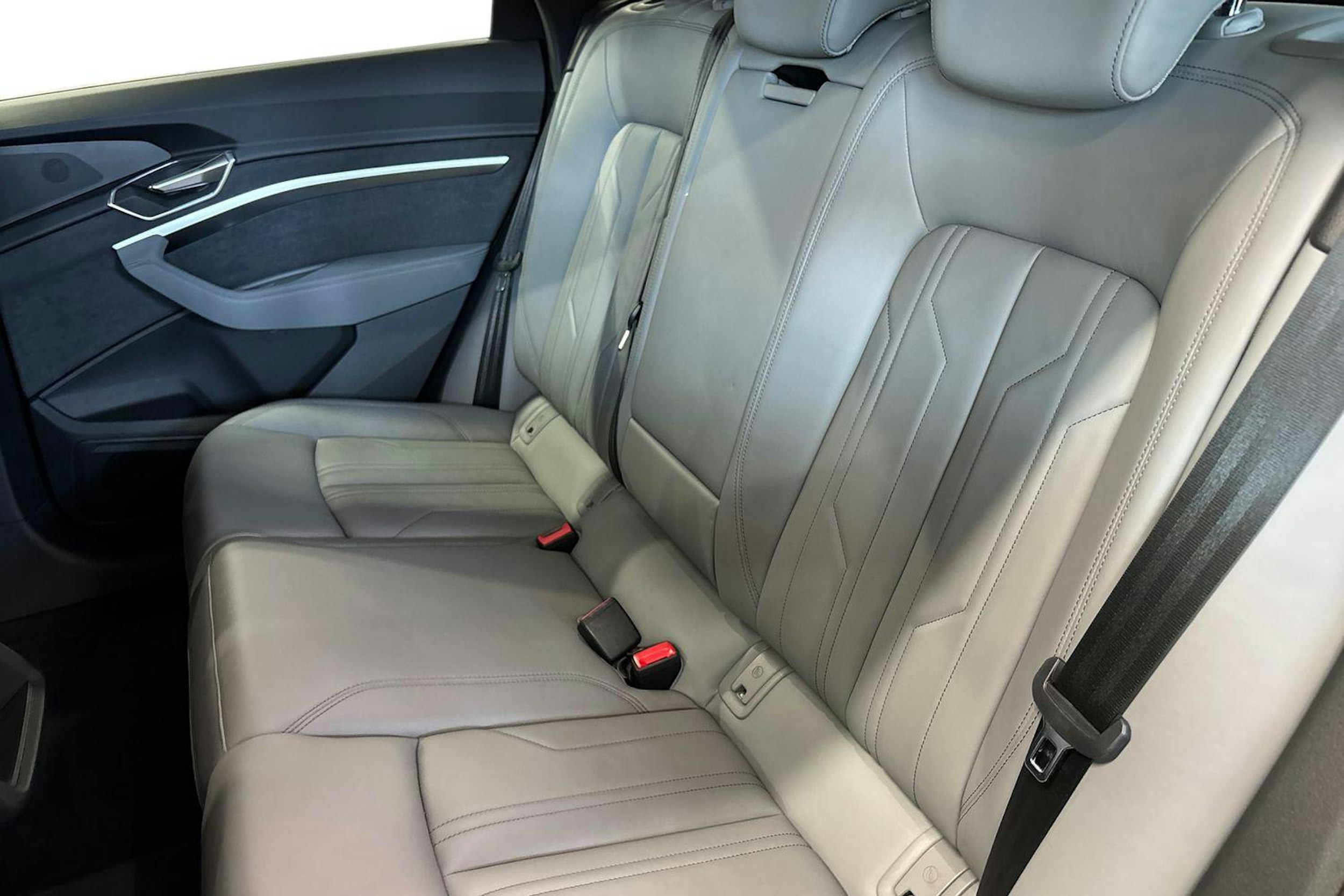 sininen Audi e-tron 2022 kuva 10.