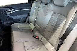 sininen Audi e-tron 2022 kuva 10.