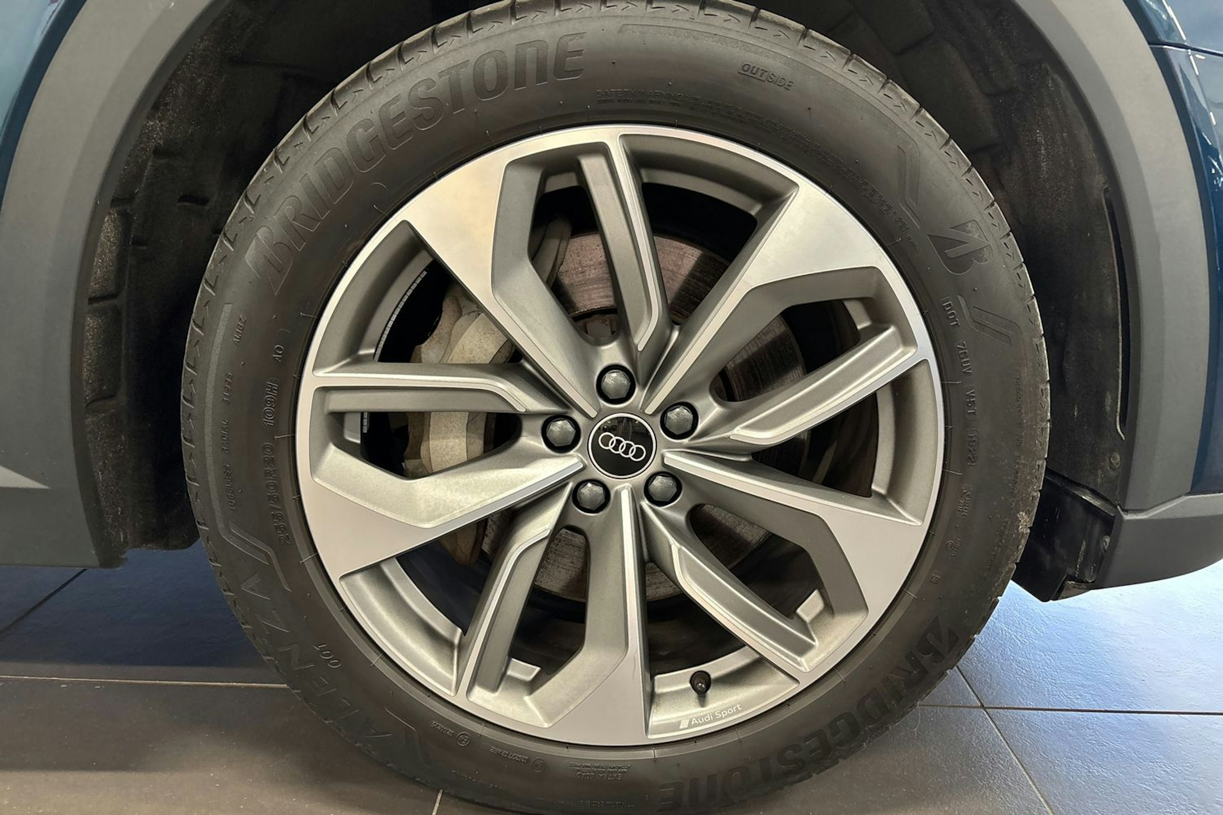 sininen Audi e-tron 2022 kuva 12.