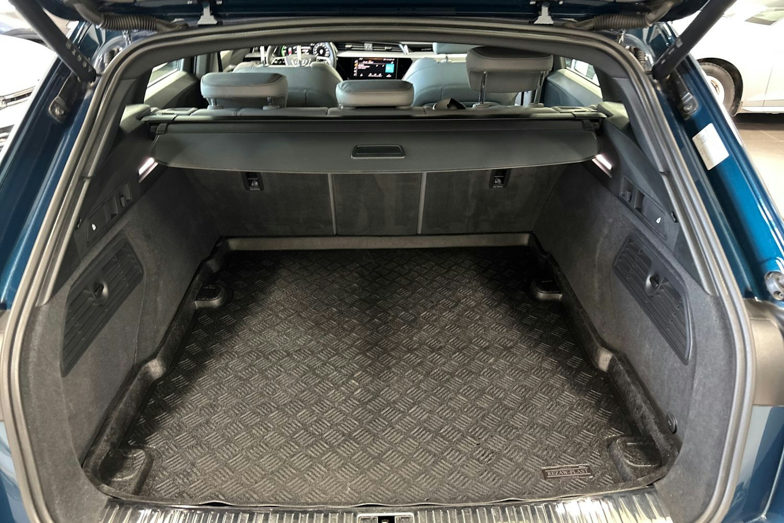 sininen Audi e-tron 2022 kuva 13.