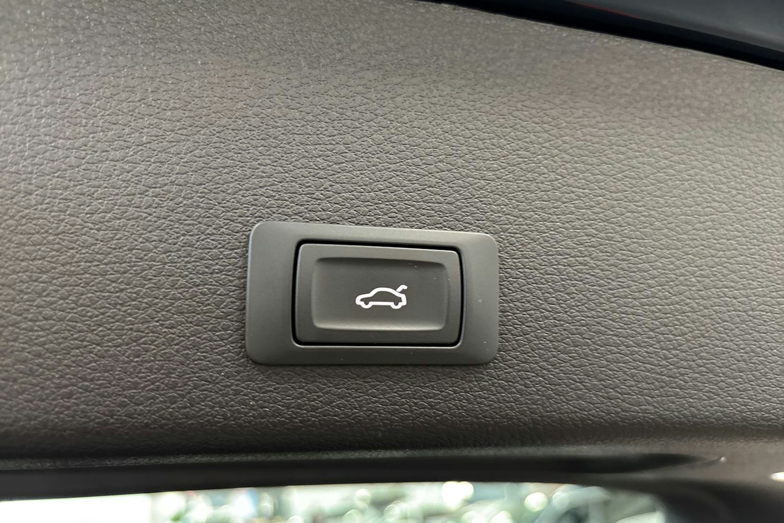 sininen Audi e-tron 2022 kuva 14.