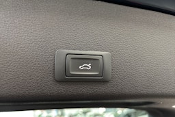 sininen Audi e-tron 2022 kuva 14.