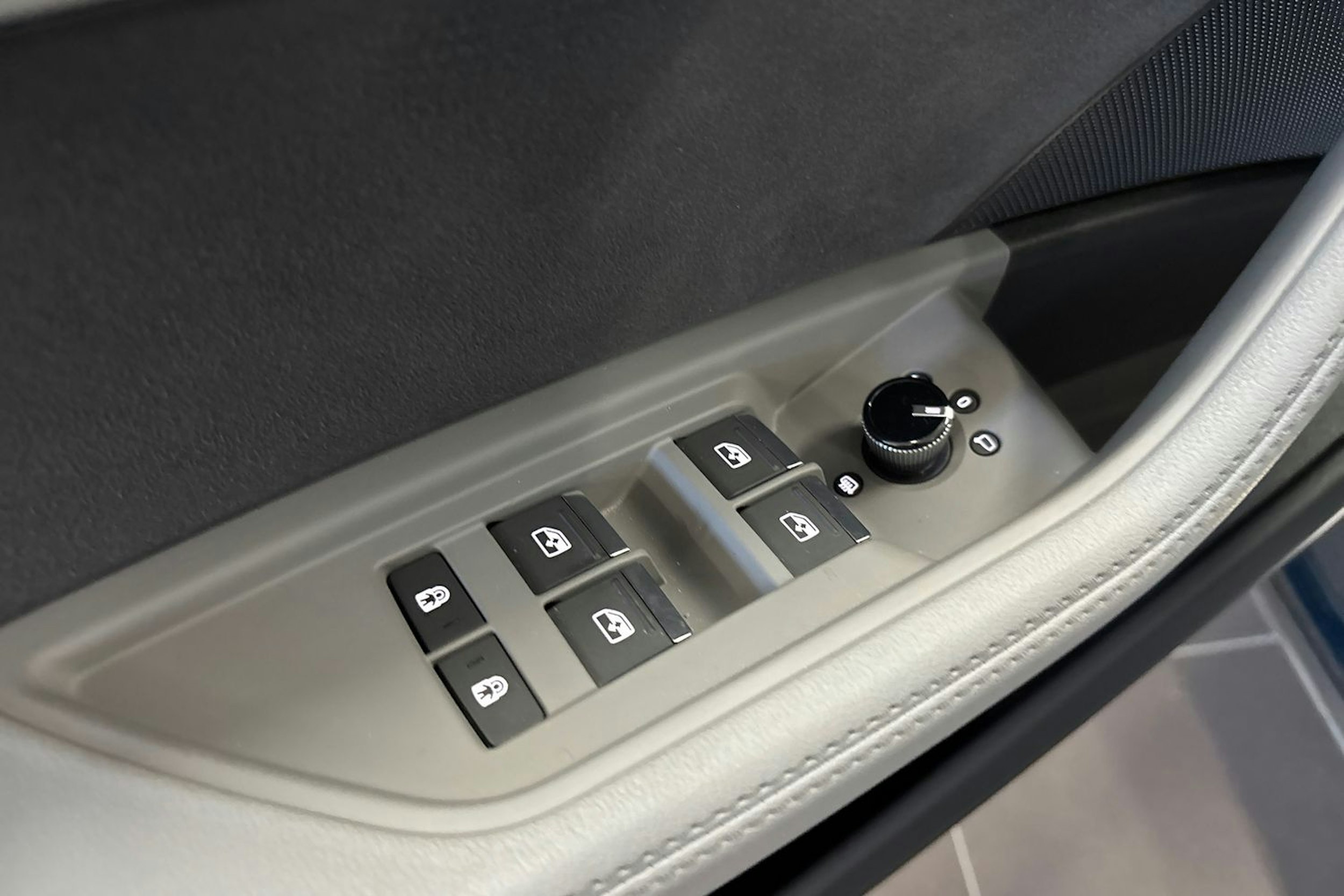sininen Audi e-tron 2022 kuva 15.