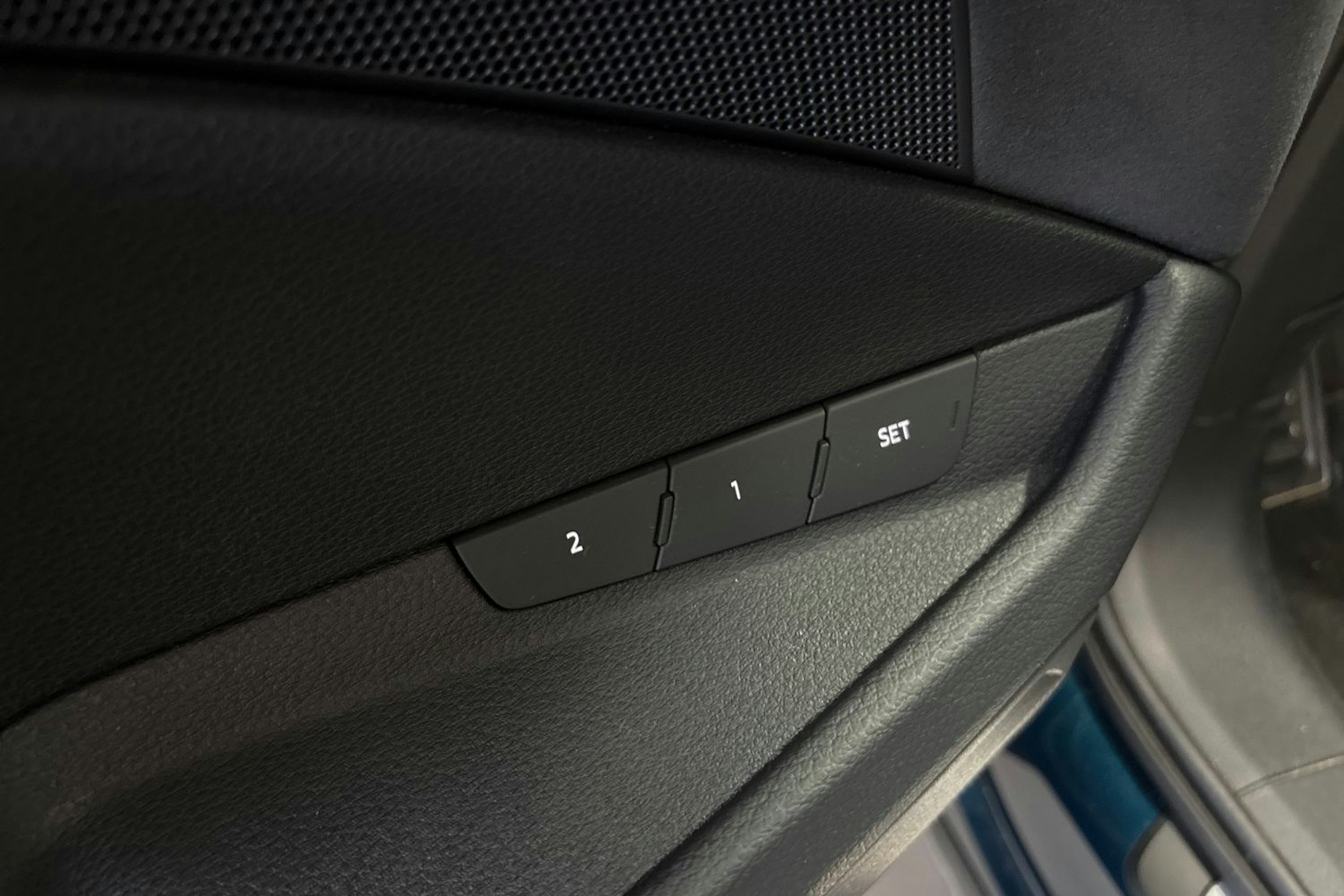 sininen Audi e-tron 2022 kuva 16.