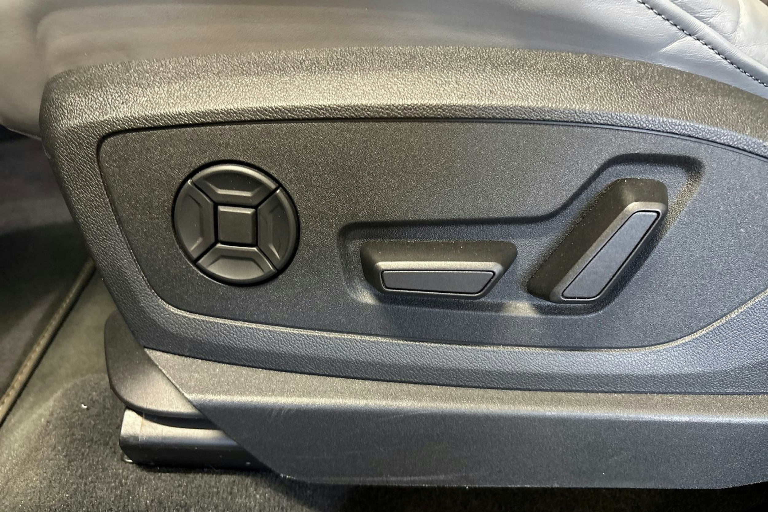 sininen Audi e-tron 2022 kuva 17.