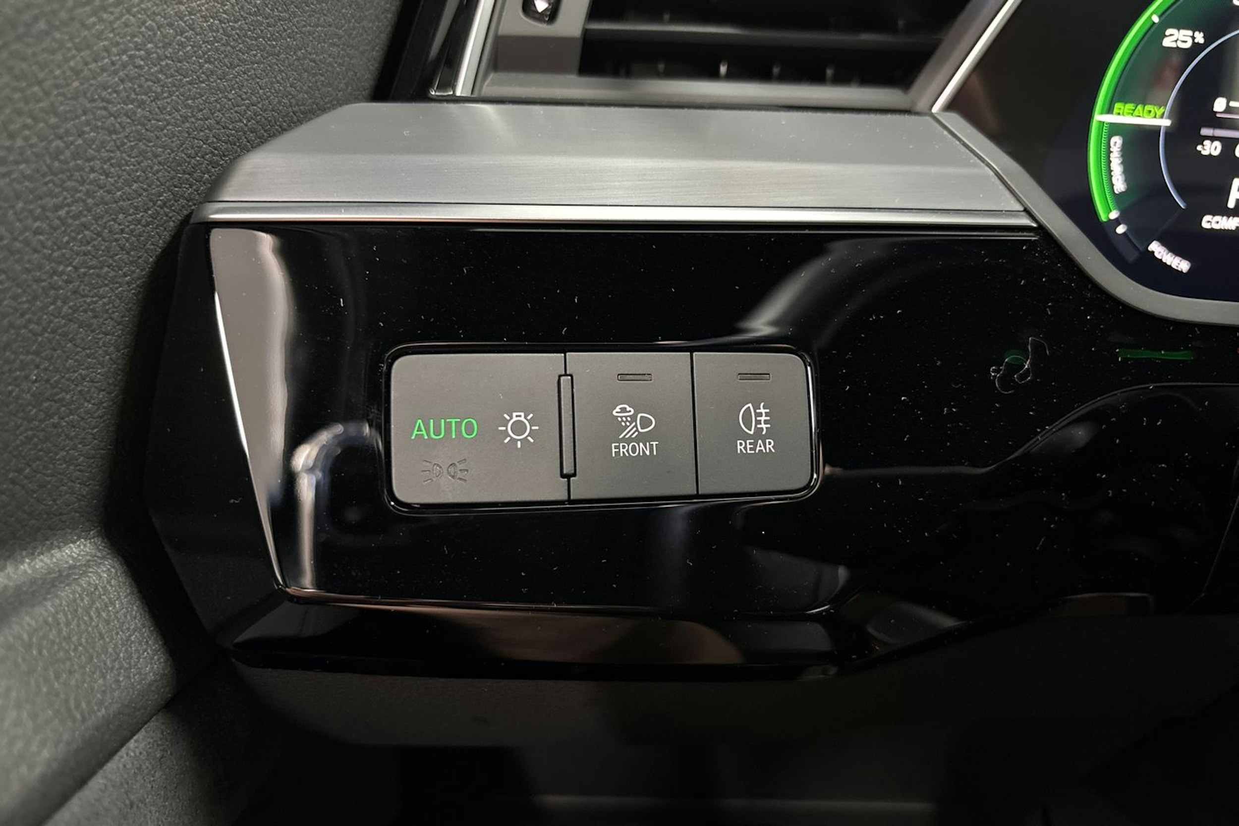 sininen Audi e-tron 2022 kuva 18.
