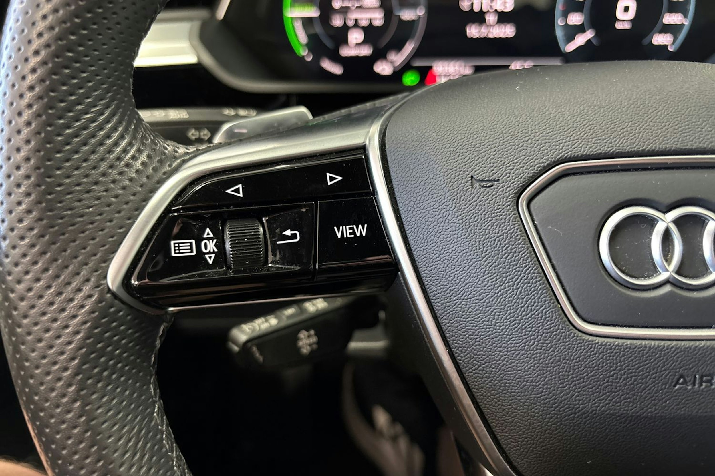 sininen Audi e-tron 2022 kuva 20.