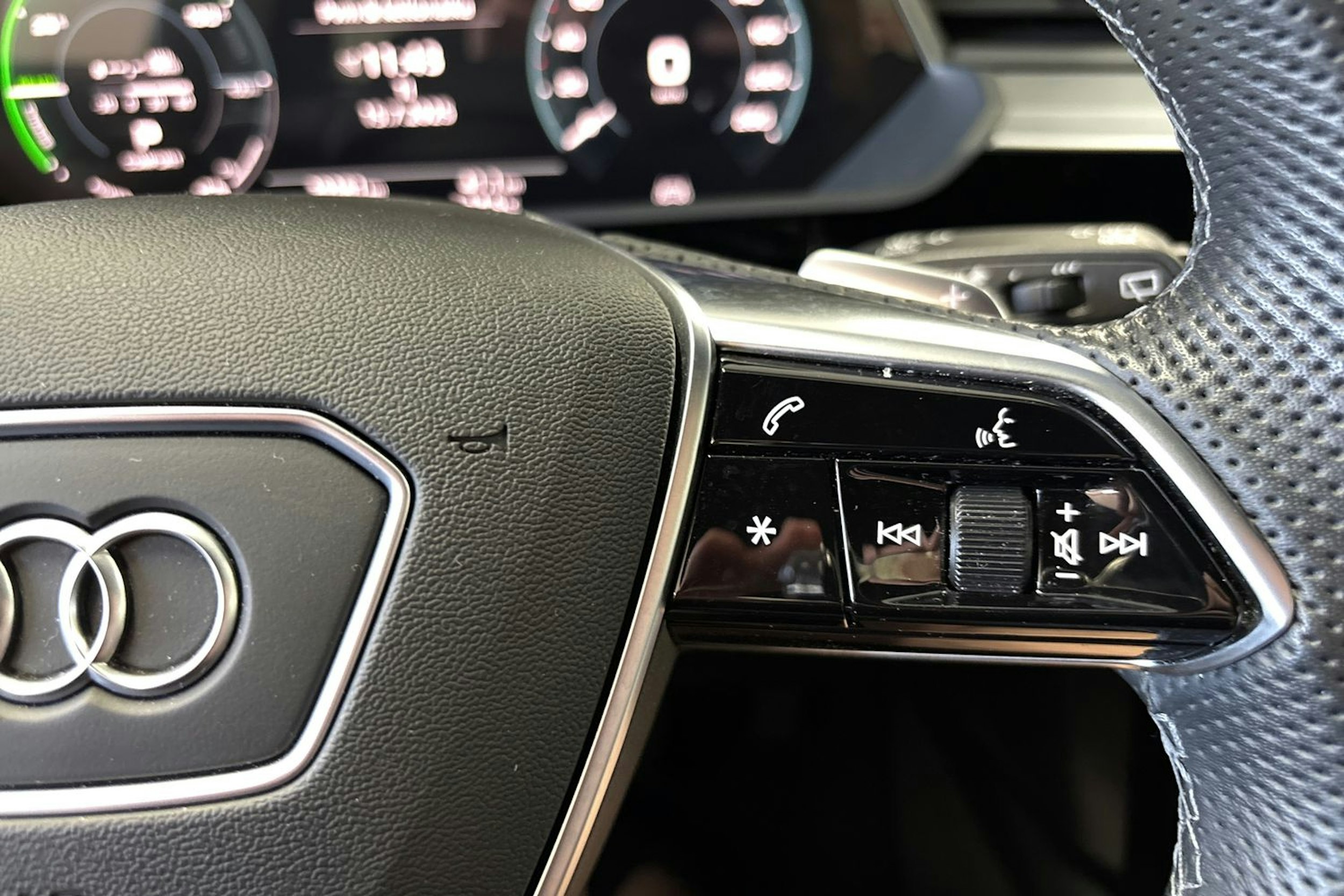 sininen Audi e-tron 2022 kuva 21.