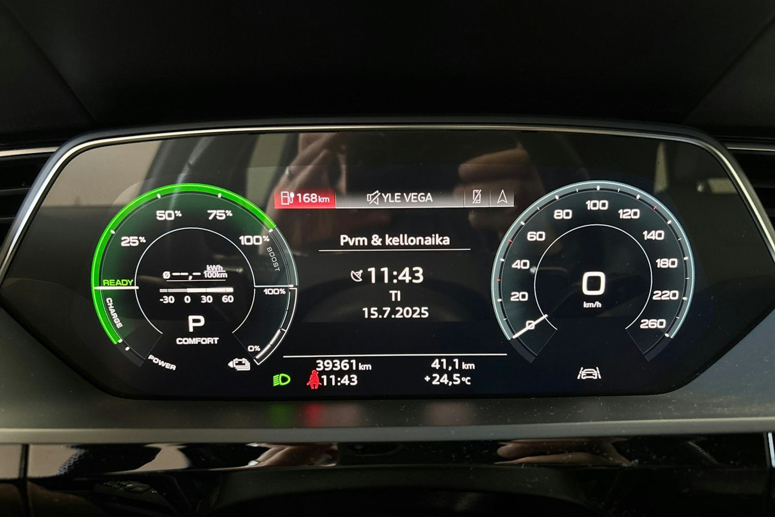 sininen Audi e-tron 2022 kuva 22.